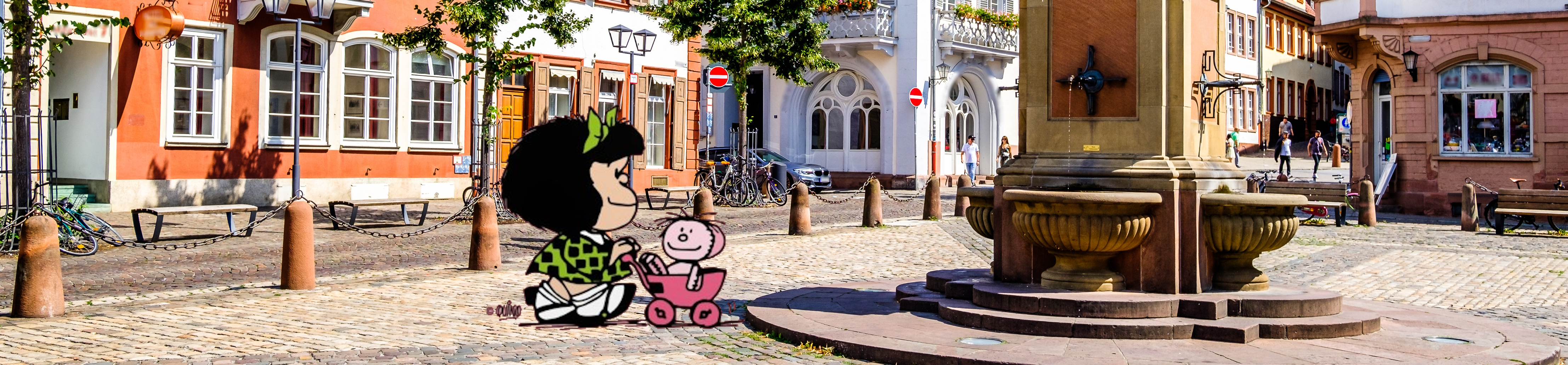 Mafalda schiebt einen Kinderwagen durch Heidelberg